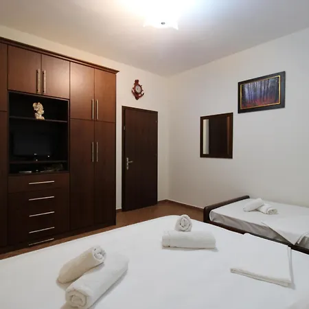 Apartment Garden Dhesara